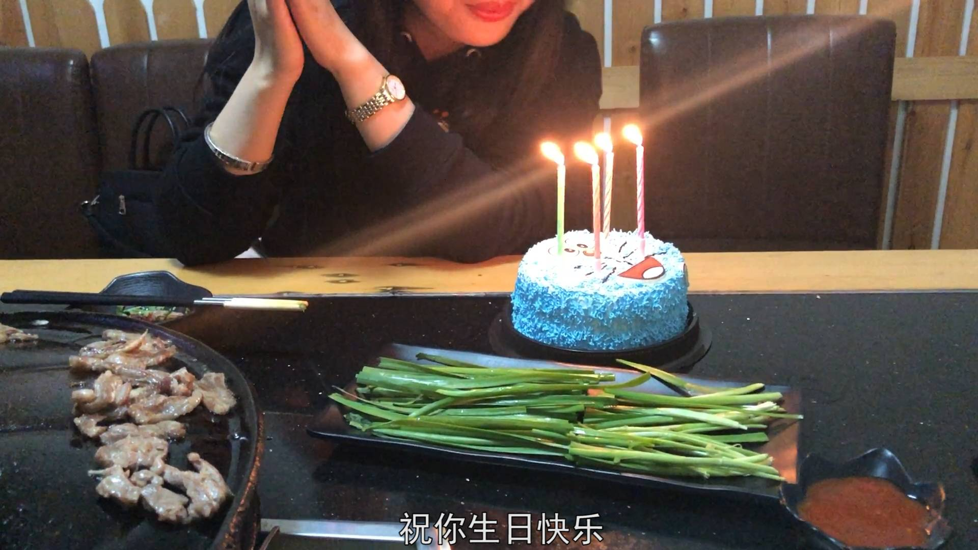 第一次陪护士小姐姐过生日,为她精心准备了礼物和蛋糕,她很感动